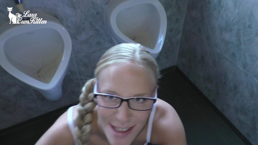 sexy foto nr. 2 von DREIST - Im Restaurant gefickt mit public Spermawalk