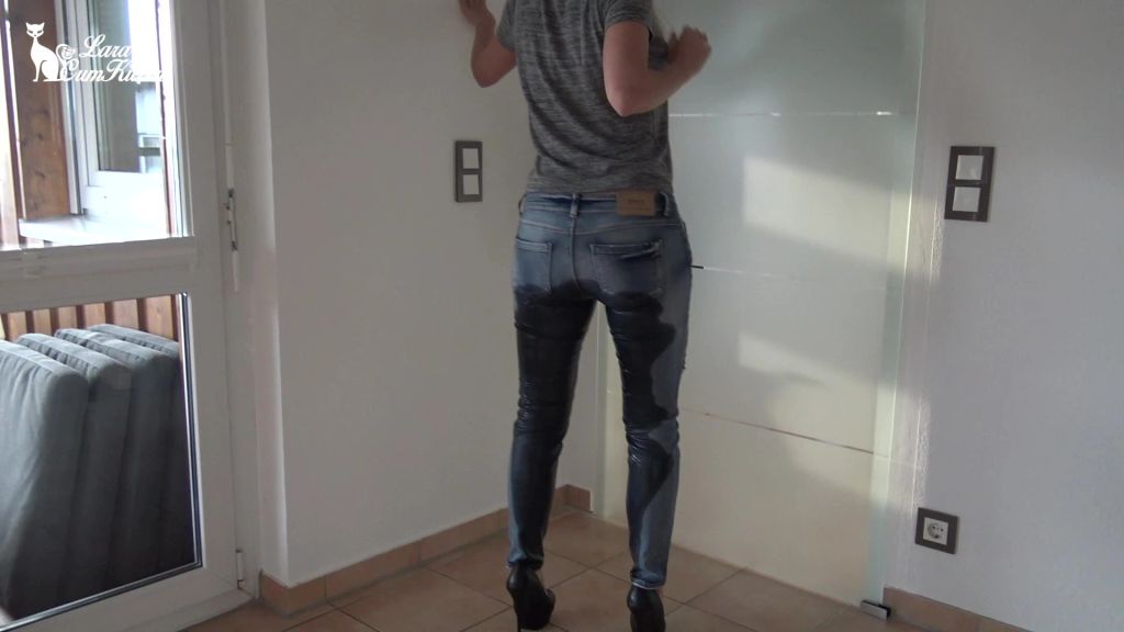 sexy foto nr. 5 von Wahnsinns JEANS PISS - Schauer der Erregung