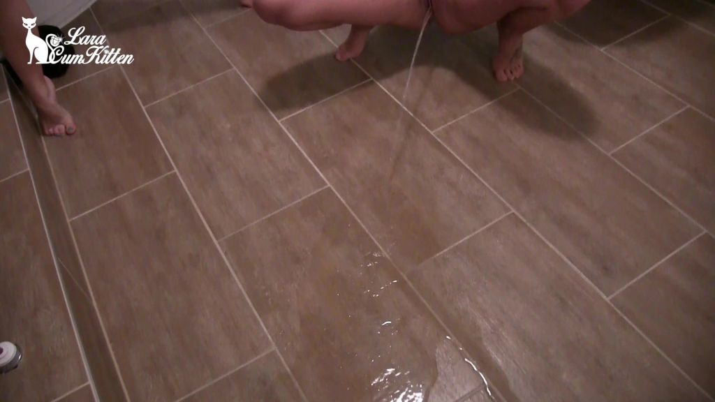 sexy foto nr. 6 von Freundinen PISS - Badezimmer auf Familienfeier geflutet