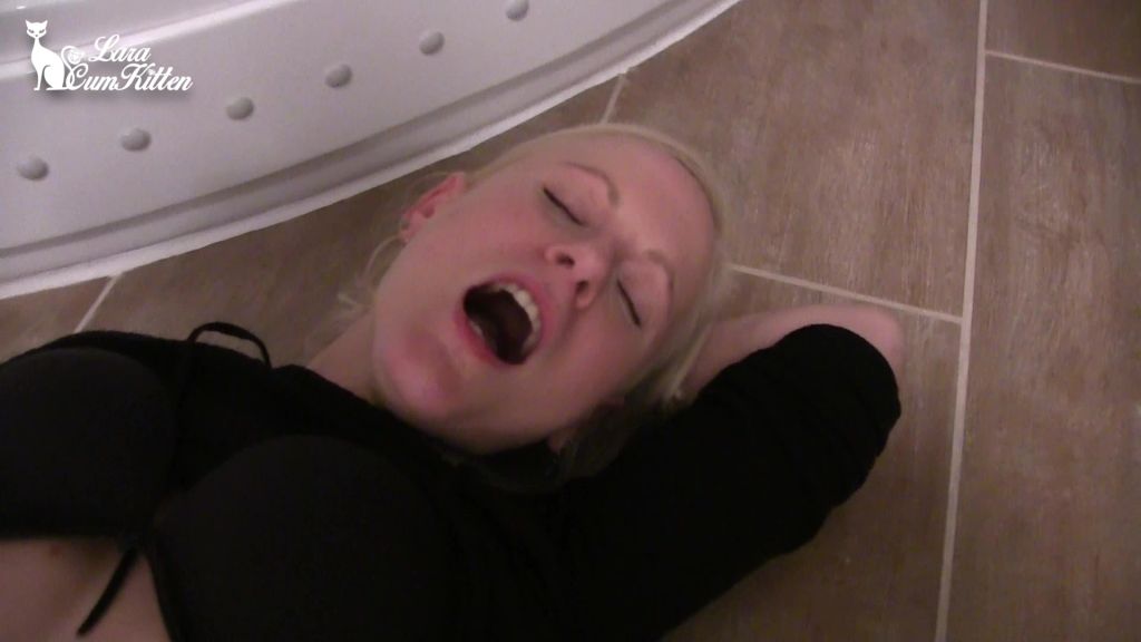 sexy foto nr. 6 von Leckere FICKFOTZE | Stiefschwesters zuckende Pussy geleckt