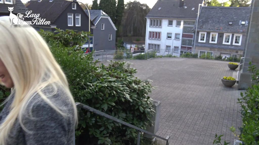 sexy foto nr. 2 von OMG das war knapp | Public PISS mitten in die Sparkasse