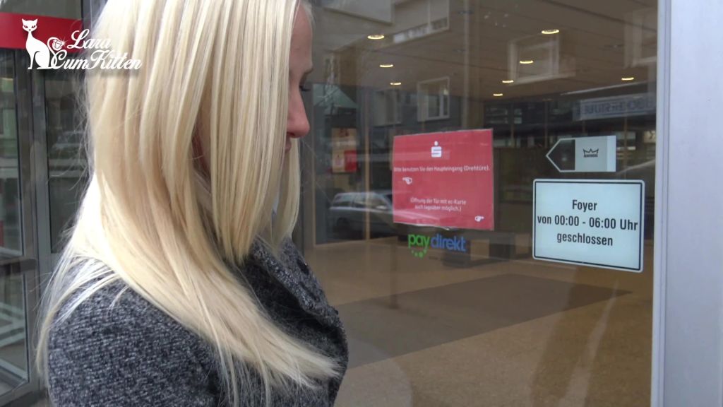 sexy foto nr. 3 von OMG das war knapp | Public PISS mitten in die Sparkasse