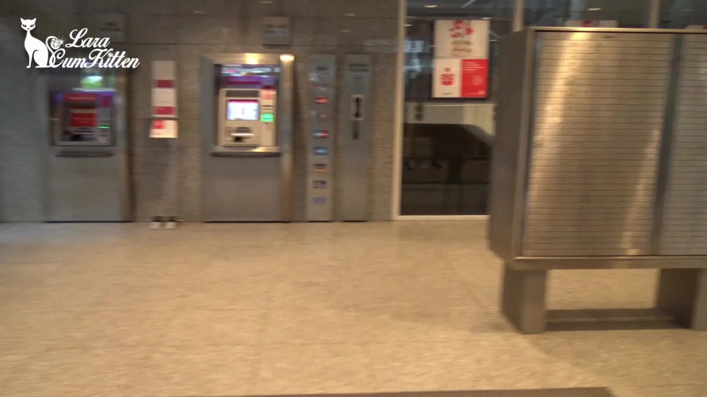 sexy foto nr. 4 von OMG das war knapp | Public PISS mitten in die Sparkasse