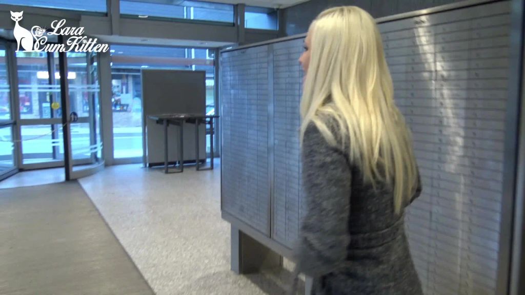 sexy foto nr. 10 von OMG das war knapp | Public PISS mitten in die Sparkasse