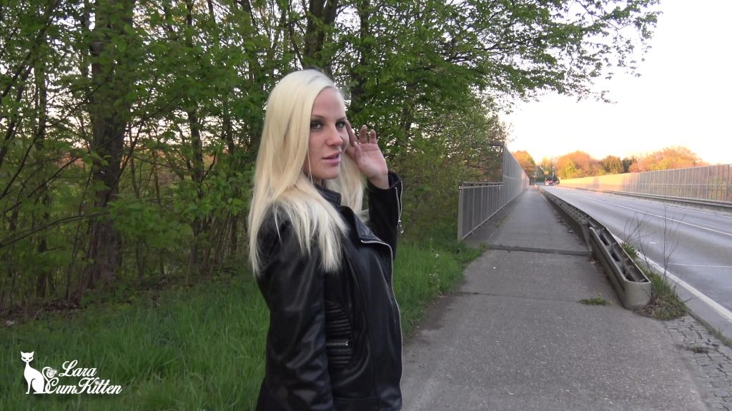 sexy foto nr. 2 von DREIST - PUBLIC PISS Überschwemmung an der Hauptstraße