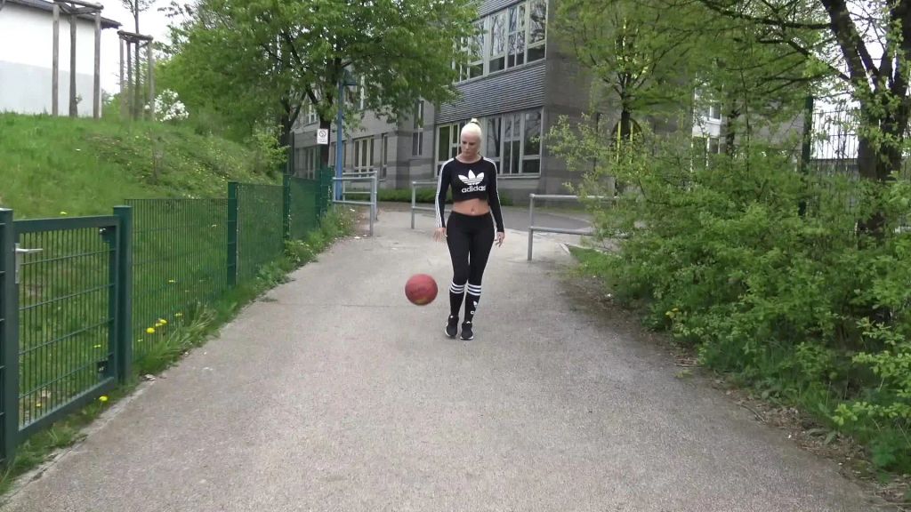 sexy foto nr. 1 von VERFICKTE WETTE | Outdoor QUICKIE mit Mega FACIAL