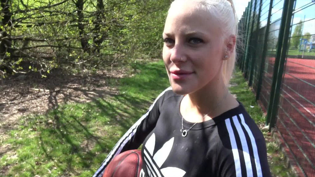sexy foto nr. 3 von VERFICKTE WETTE | Outdoor QUICKIE mit Mega FACIAL