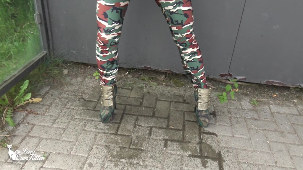 sexy foto nr. 9 von PUBLIC PISS | Haltestelle im hautengen Fickanzug vollgepisst