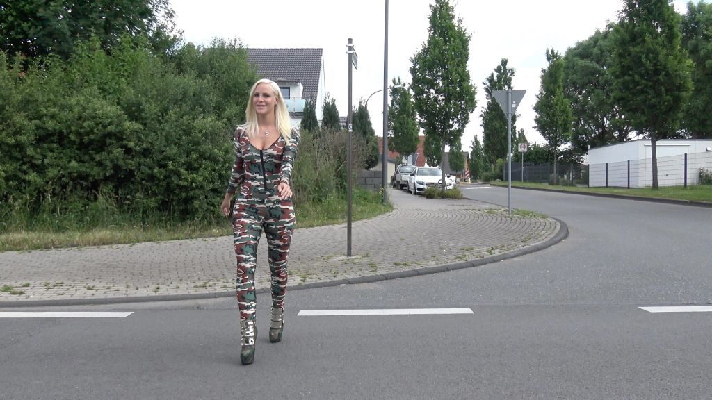 PUBLIC PISS | Haltestelle im hautengen Fickanzug vollgepisst