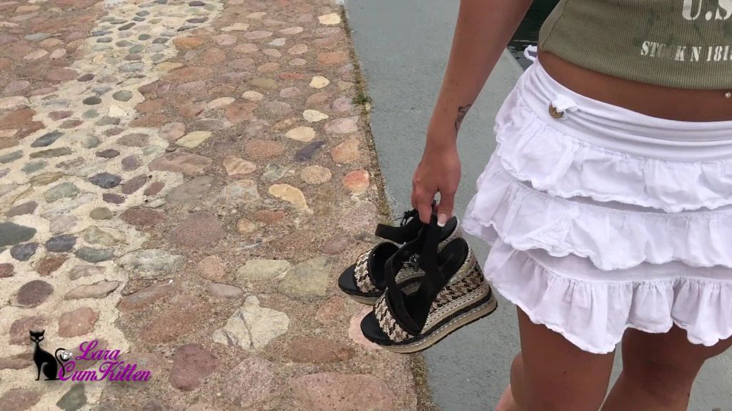 sexy foto nr. 1 von einfach frech | PUBLIC PISS mitten im yachthafen