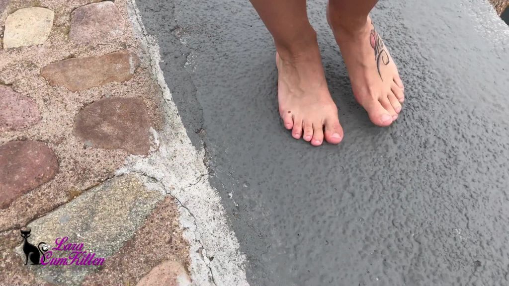 sexy foto nr. 2 von einfach frech | PUBLIC PISS mitten im yachthafen