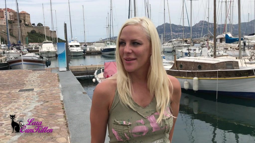 sexy foto nr. 3 von einfach frech | PUBLIC PISS mitten im yachthafen