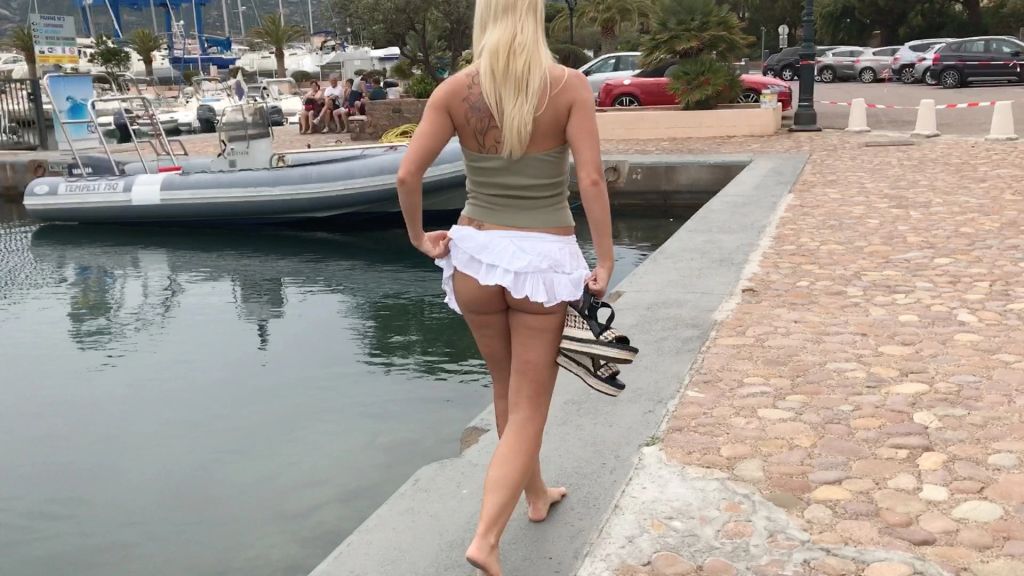 einfach frech | PUBLIC PISS mitten im yachthafen