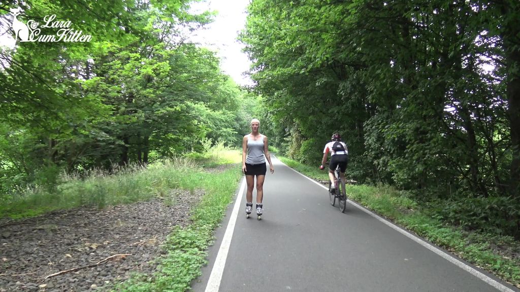 sexy foto nr. 1 von ...mitten auf dem radweg... | PUBLIC PISS beim Inline Skaten