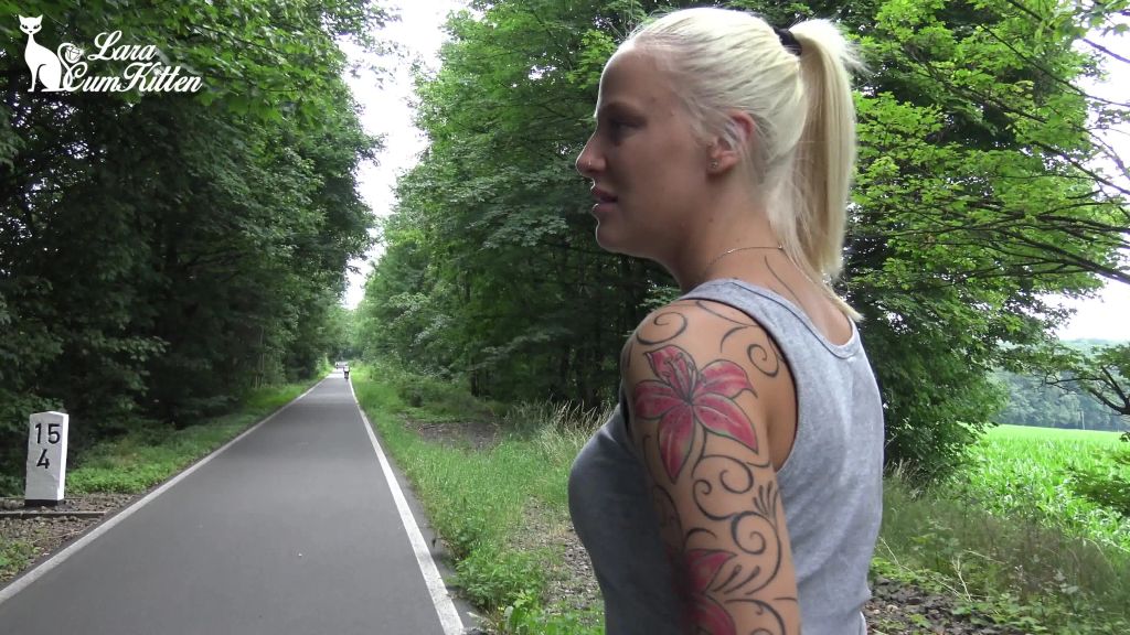 sexy foto nr. 4 von ...mitten auf dem radweg... | PUBLIC PISS beim Inline Skaten