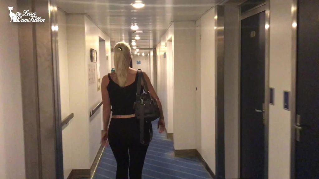 sexy foto nr. 7 von Dreiste PISS Überfahrt | Mitten in die Urlaubsfähre gepisst