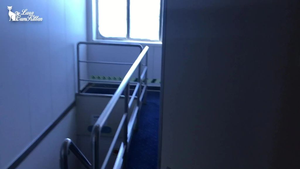 sexy foto nr. 8 von Dreiste PISS Überfahrt | Mitten in die Urlaubsfähre gepisst