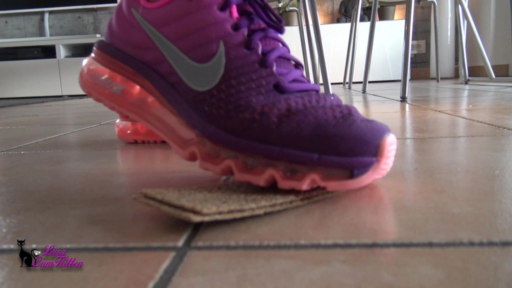 sexy foto nr. 2 von CRUSHING FETISCH und Piss in sexy Sneaker | Lara-CumKitten