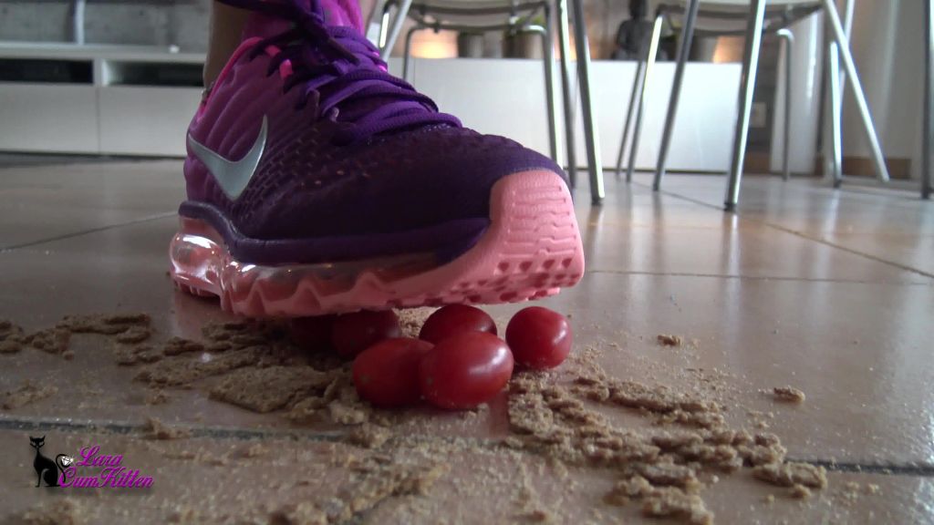 sexy foto nr. 4 von CRUSHING FETISCH und Piss in sexy Sneaker | Lara-CumKitten
