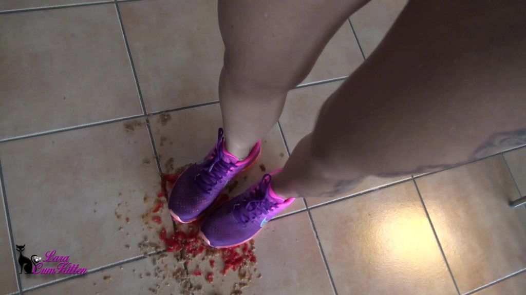sexy foto nr. 5 von CRUSHING FETISCH und Piss in sexy Sneaker | Lara-CumKitten