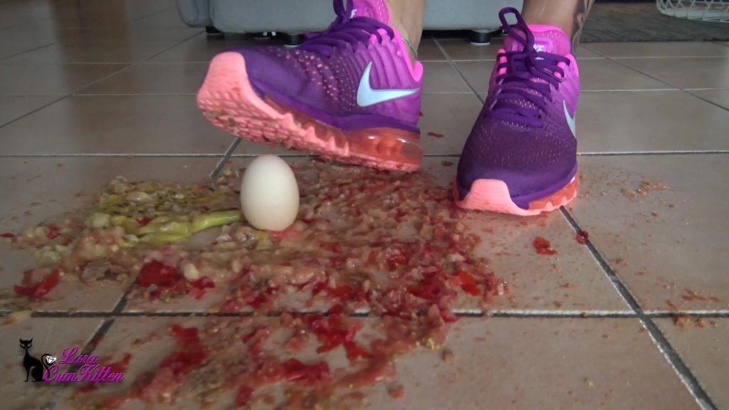 sexy foto nr. 8 von CRUSHING FETISCH und Piss in sexy Sneaker | Lara-CumKitten