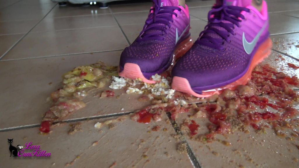 sexy foto nr. 9 von CRUSHING FETISCH und Piss in sexy Sneaker | Lara-CumKitten