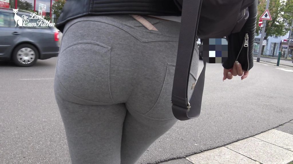sexy foto nr. 3 von PUBLIC Leggings PISS am Geldautomaten + PISSWALK