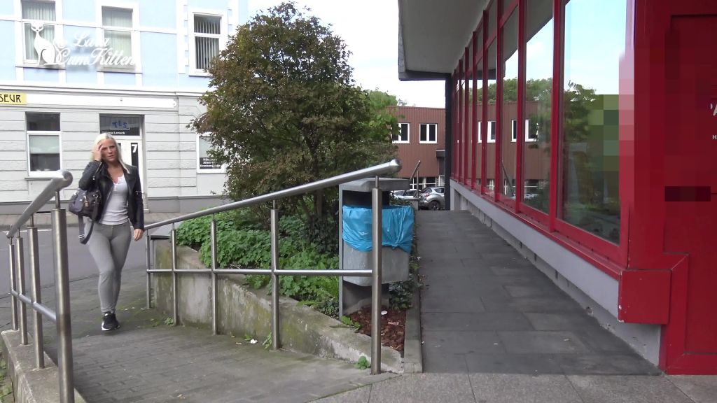 sexy foto nr. 4 von PUBLIC Leggings PISS am Geldautomaten + PISSWALK