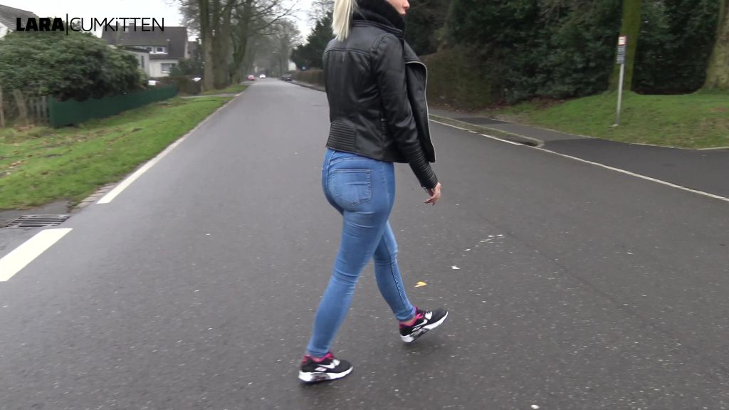 sexy foto nr. 1 von ÖFFENTLICH EINGENÄSST | Public Jeans Piss extrem