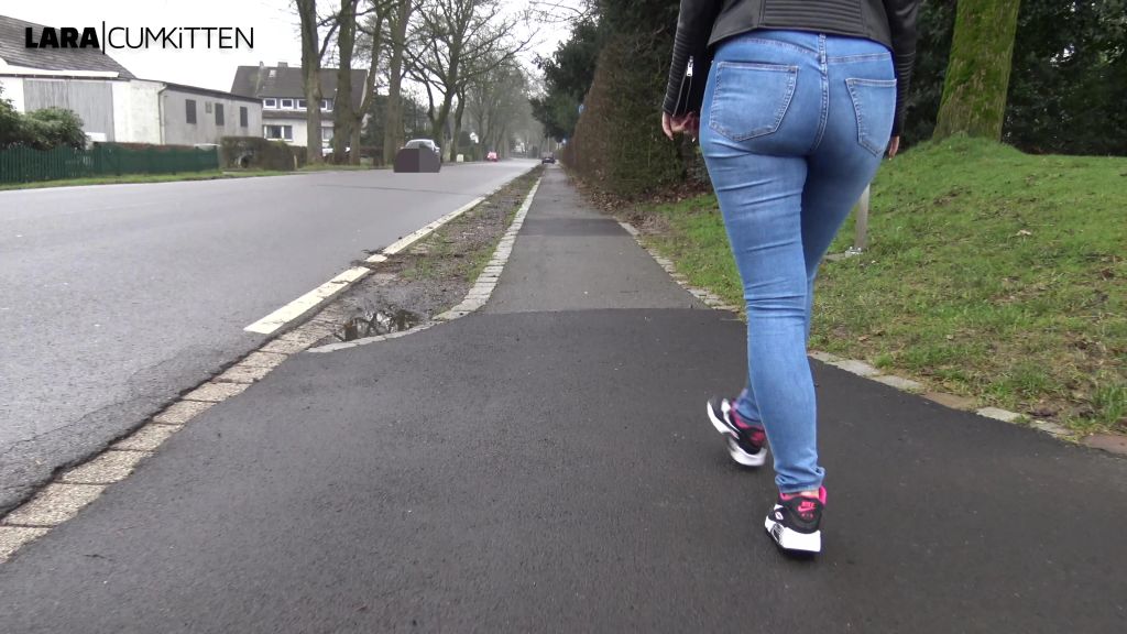 sexy foto nr. 2 von ÖFFENTLICH EINGENÄSST | Public Jeans Piss extrem
