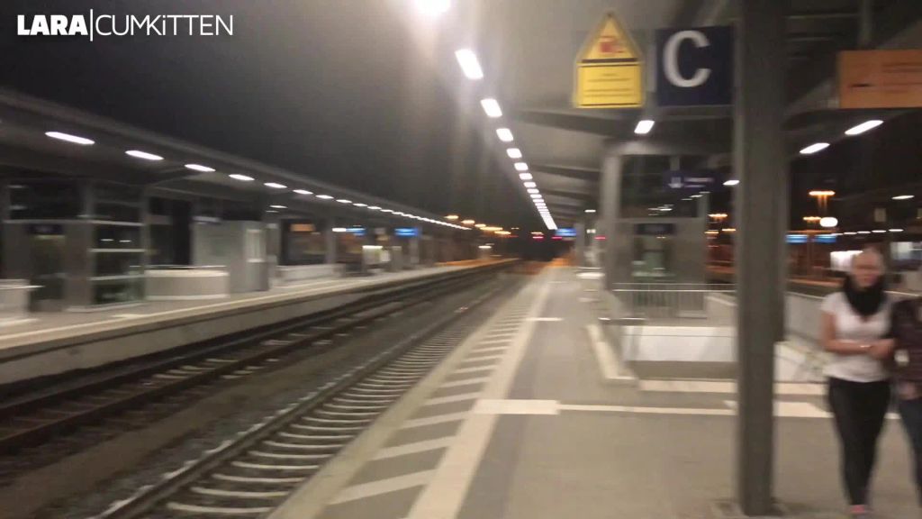 sexy foto nr. 1 von PUBLIC PISS im Hauptbahnhof | Natursekt Quelle am Bahnsteig