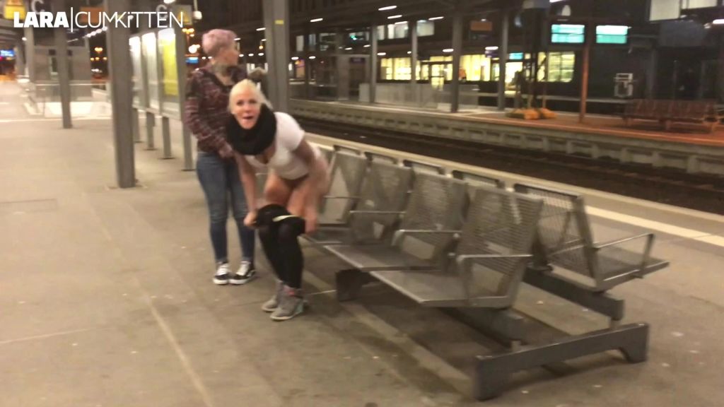 sexy foto nr. 3 von PUBLIC PISS im Hauptbahnhof | Natursekt Quelle am Bahnsteig