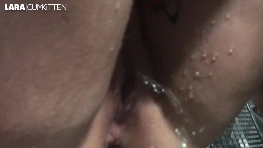 sexy foto nr. 7 von PUBLIC PISS im Hauptbahnhof | Natursekt Quelle am Bahnsteig