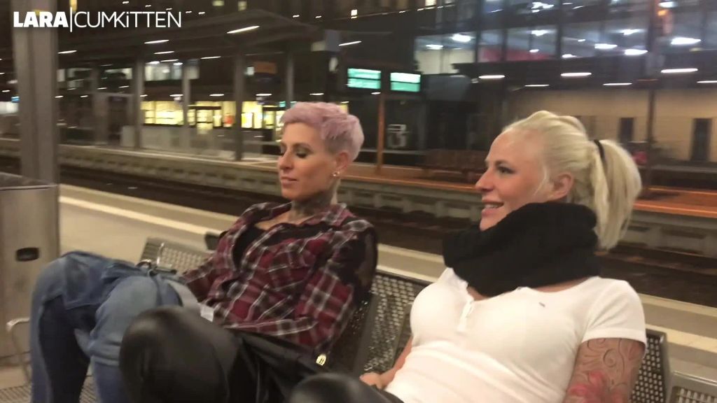 sexy foto nr. 8 von PUBLIC PISS im Hauptbahnhof | Natursekt Quelle am Bahnsteig