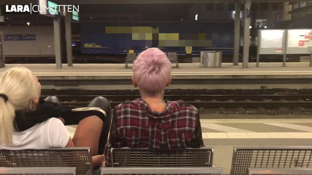 sexy foto nr. 9 von PUBLIC PISS im Hauptbahnhof | Natursekt Quelle am Bahnsteig
