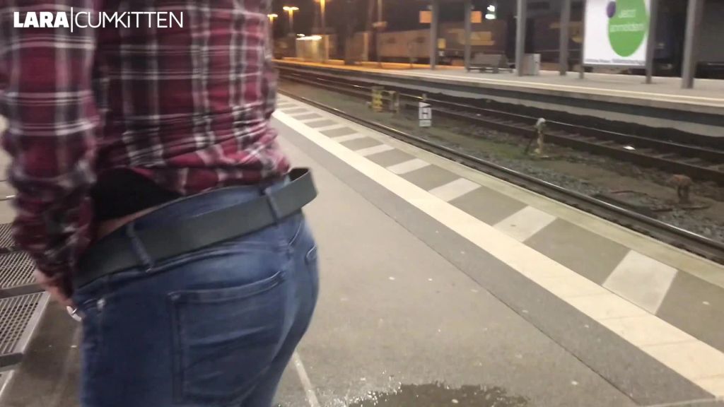 sexy foto nr. 10 von PUBLIC PISS im Hauptbahnhof | Natursekt Quelle am Bahnsteig