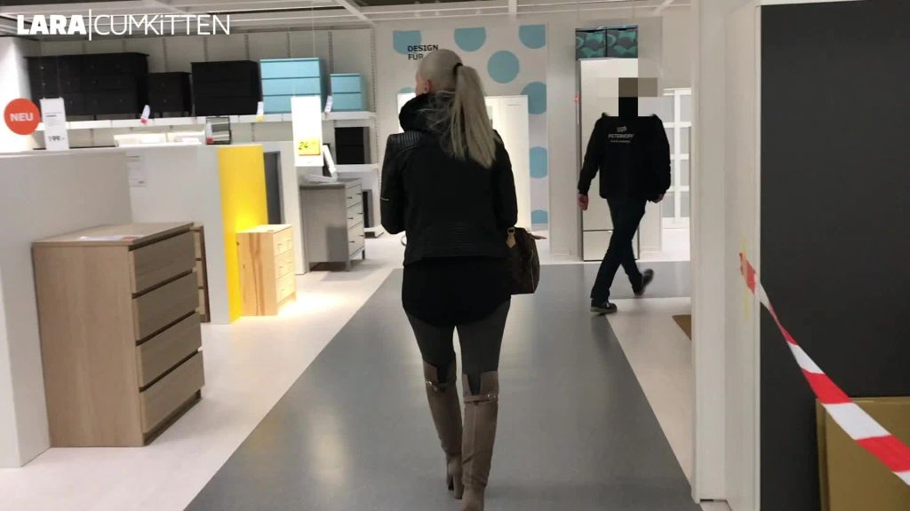 sexy foto nr. 1 von Mitten auf dem IK*A Parkplatz | Public PISS nach dem shoppen