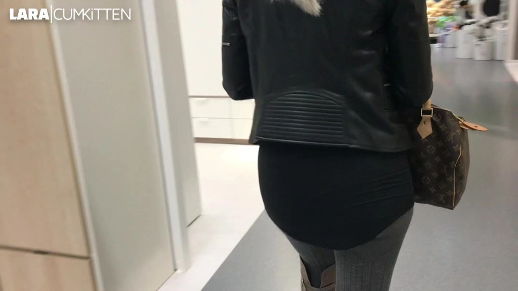 sexy foto nr. 2 von Mitten auf dem IK*A Parkplatz | Public PISS nach dem shoppen