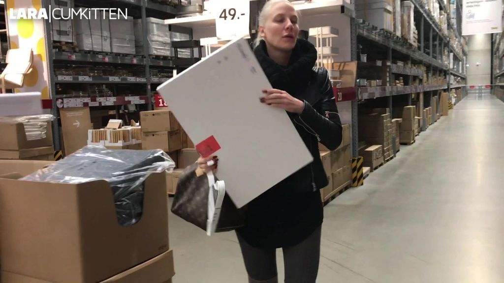 sexy foto nr. 4 von Mitten auf dem IK*A Parkplatz | Public PISS nach dem shoppen