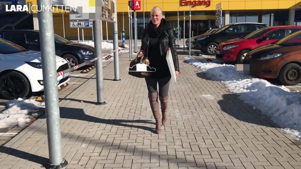 sexy foto nr. 5 von Mitten auf dem IK*A Parkplatz | Public PISS nach dem shoppen