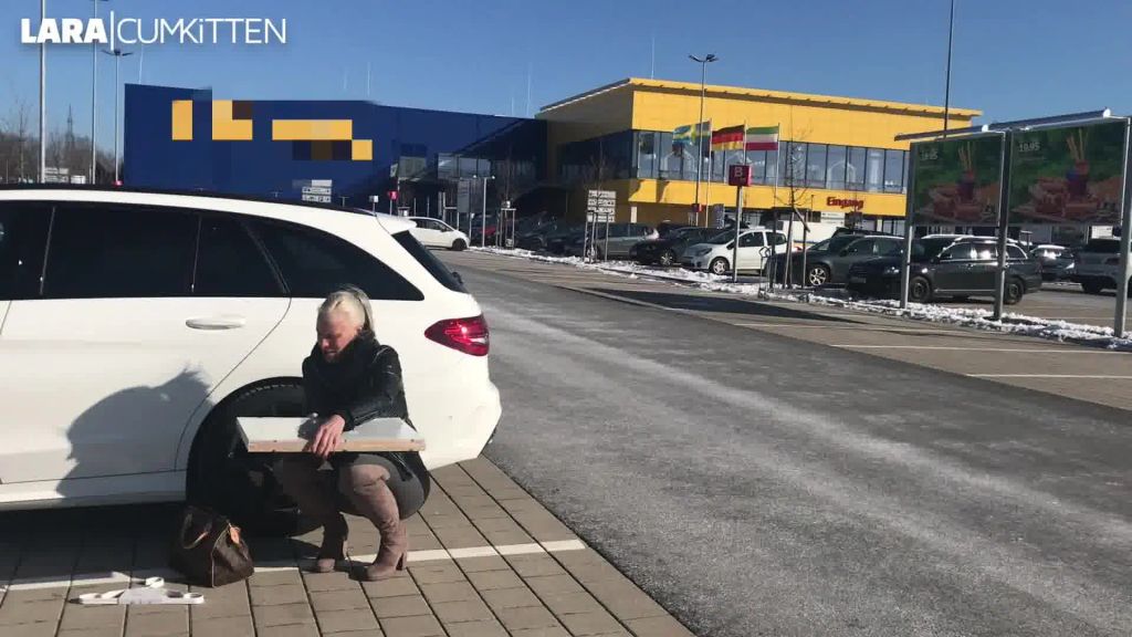 sexy foto nr. 7 von Mitten auf dem IK*A Parkplatz | Public PISS nach dem shoppen