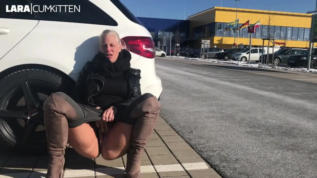 sexy foto nr. 8 von Mitten auf dem IK*A Parkplatz | Public PISS nach dem shoppen