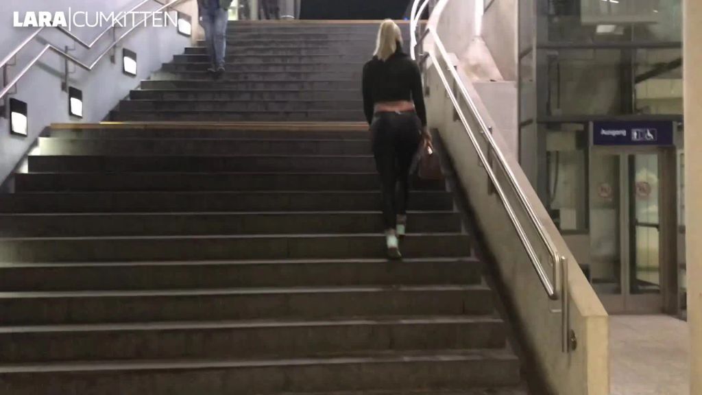 sexy foto nr. 1 von MEGA PUBLIC PISS | mitten in der Einkaufs Passage
