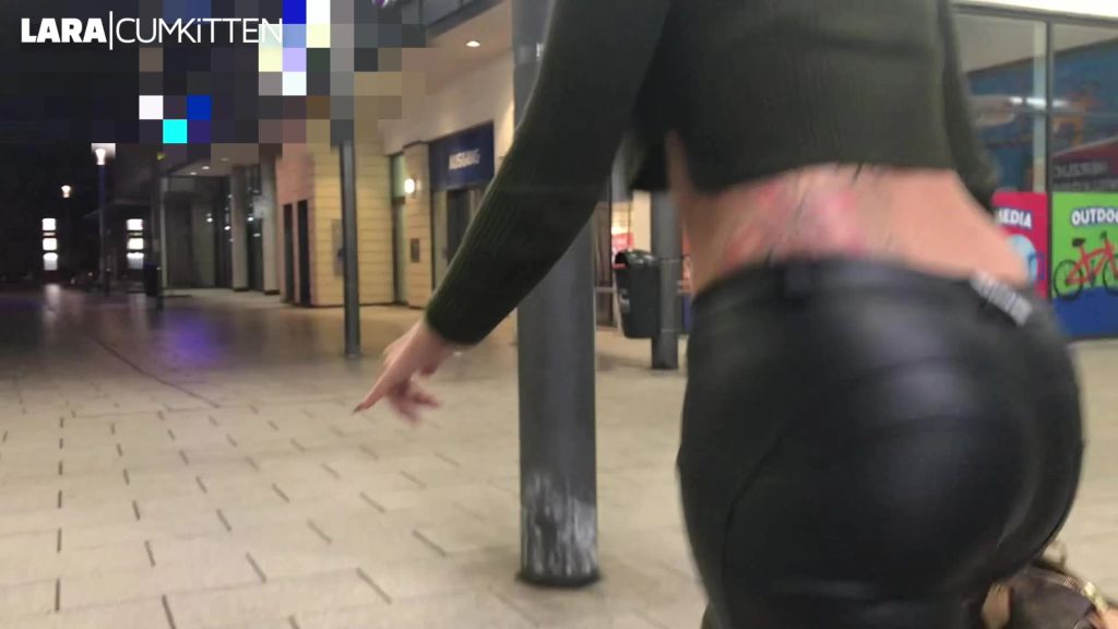 sexy foto nr. 2 von MEGA PUBLIC PISS | mitten in der Einkaufs Passage