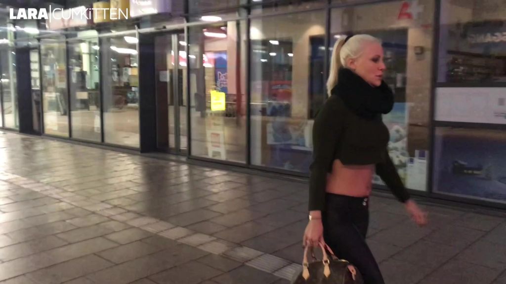 sexy foto nr. 4 von MEGA PUBLIC PISS | mitten in der Einkaufs Passage