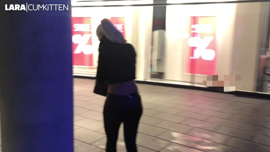 sexy foto nr. 5 von MEGA PUBLIC PISS | mitten in der Einkaufs Passage