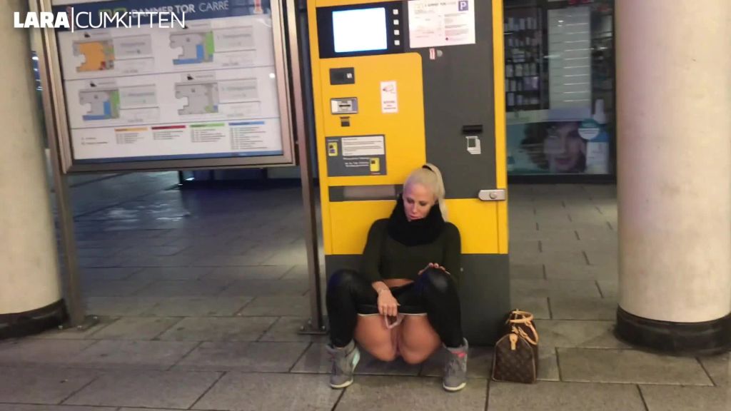 sexy foto nr. 10 von MEGA PUBLIC PISS | mitten in der Einkaufs Passage