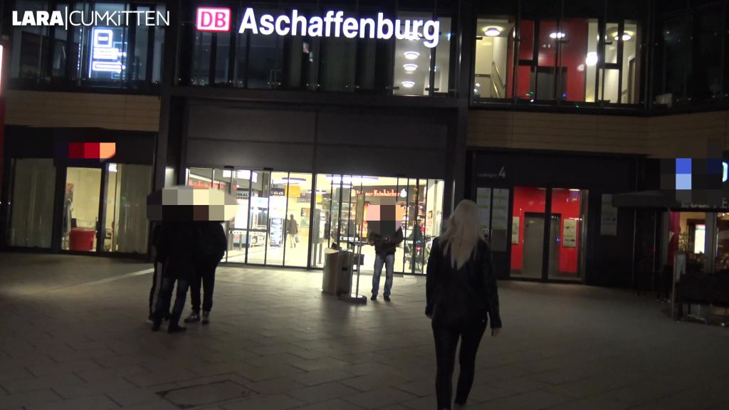 sexy foto nr. 1 von LEGGINGS BITCH im Hauptbahnhof | XXXL BOOTY vollgespritzt