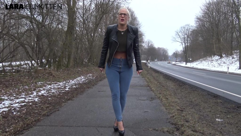 sexy foto nr. 6 von EXTREM PUBLIC JEANS PISS | Öffentlich an der Hauptstraße