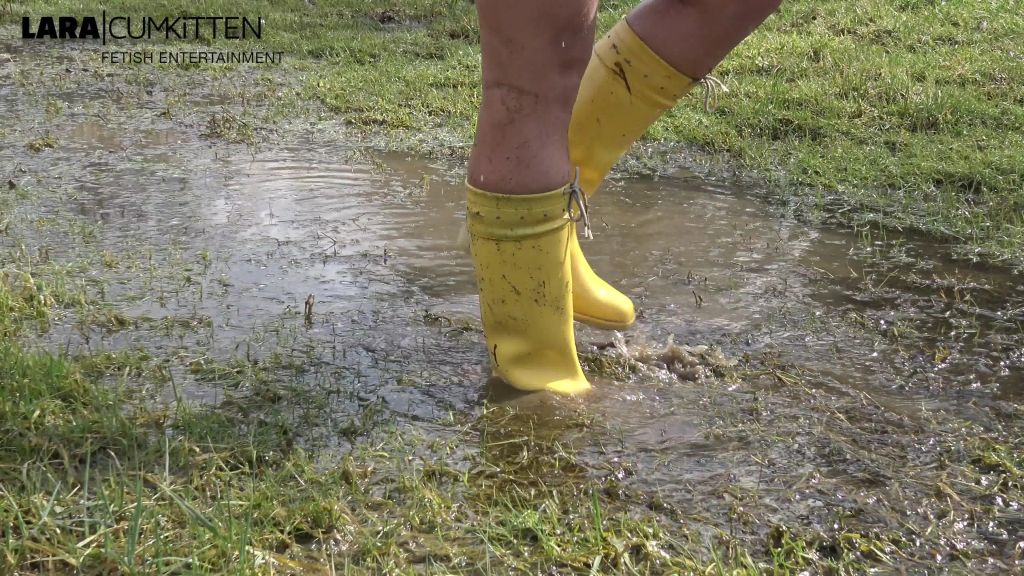 sexy foto nr. 4 von PUBLIC Matsch Challenge | Mega PISS in Gummistiefeln